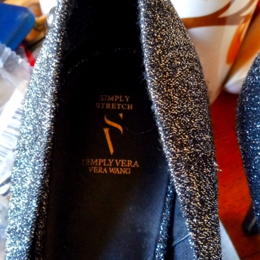 Simply Vera Wang stretch pump silver and black